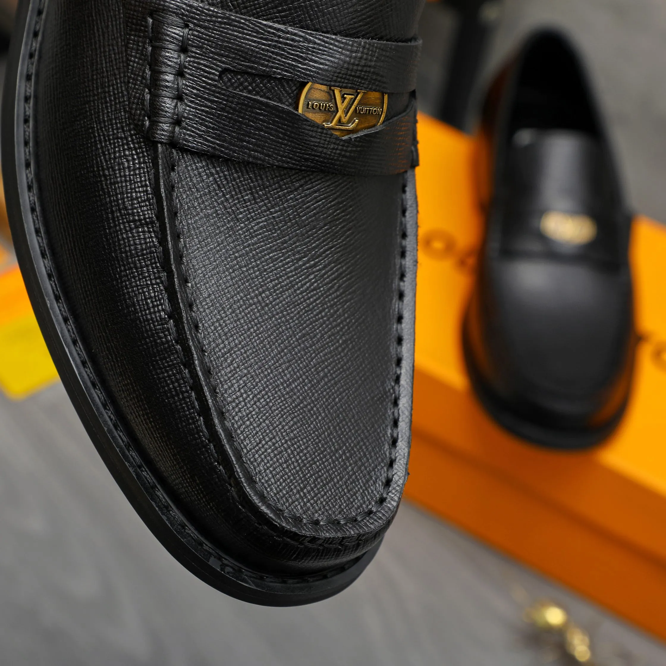 Men's shoes 💰p460 Product trademark: LV (Louis Vuitton) business slip-on leather shoes. Regular size: 38-45 (45 is custom-made and non-returnable) Product materials: Selected high-quality vertical grain cowhide upper, cowhide lining, original rubber outsole